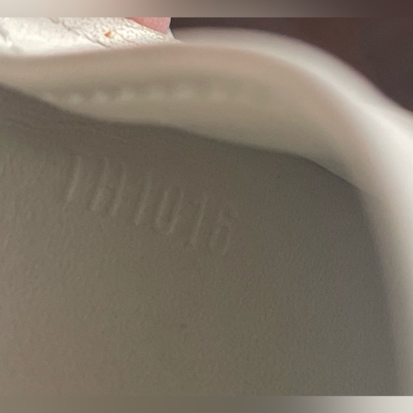 🏆VINTAGE LV IVORY VERNIS INTL WALLET-Outside needs a paint job!Purchased 4 DIY - Picture 7 of 7